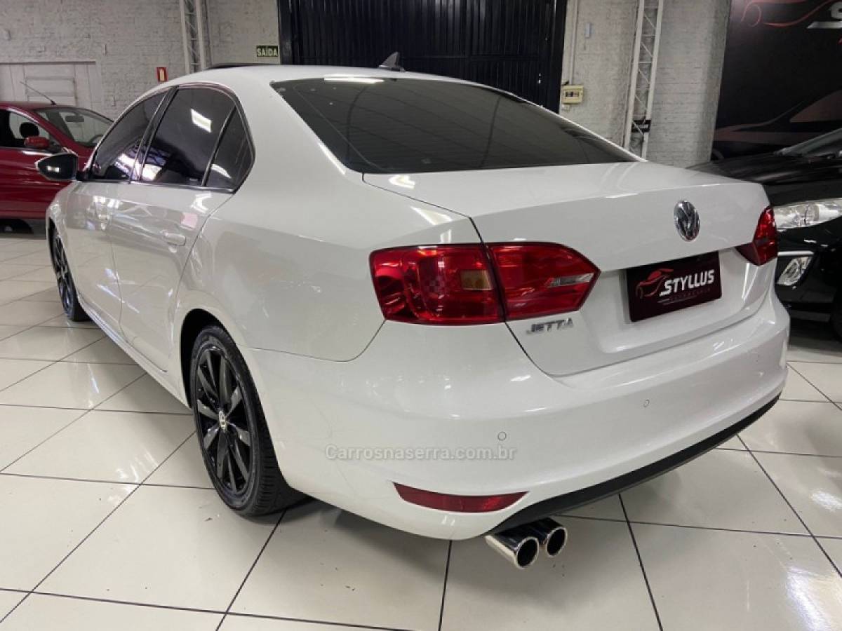 VOLKSWAGEN - JETTA - 2012/2013 - Branca - R$ 68.900,00