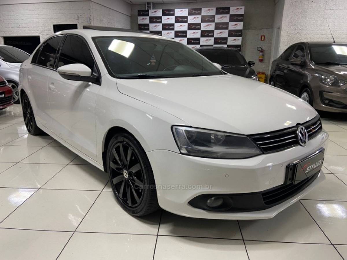 VOLKSWAGEN - JETTA - 2012/2013 - Branca - R$ 68.900,00