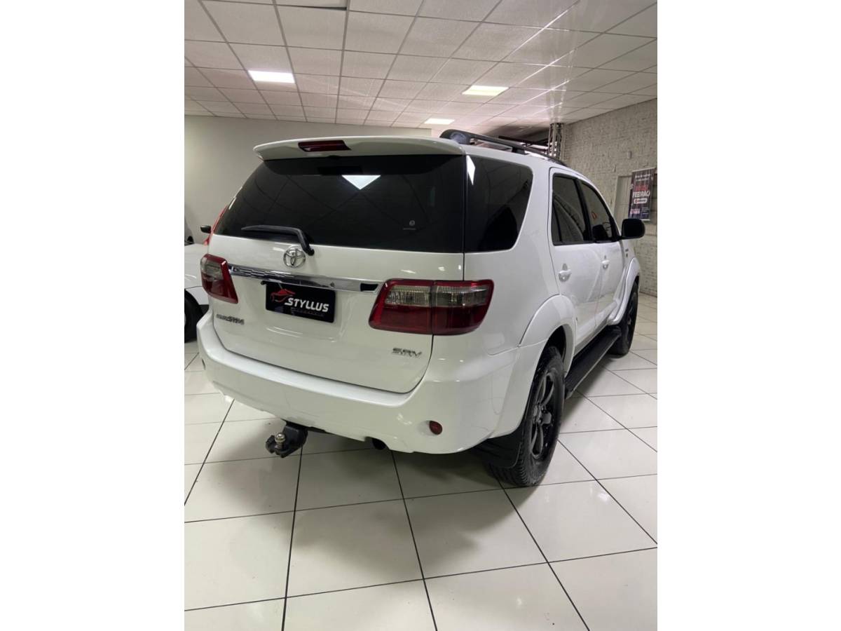 TOYOTA - HILUX SW4 - 2011/2011 - Branca - R$ 118.900,00