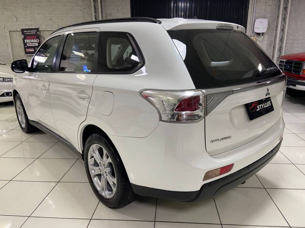 MITSUBISHI - OUTLANDER - 2013/2014 - Branca - R$ 74.900,00