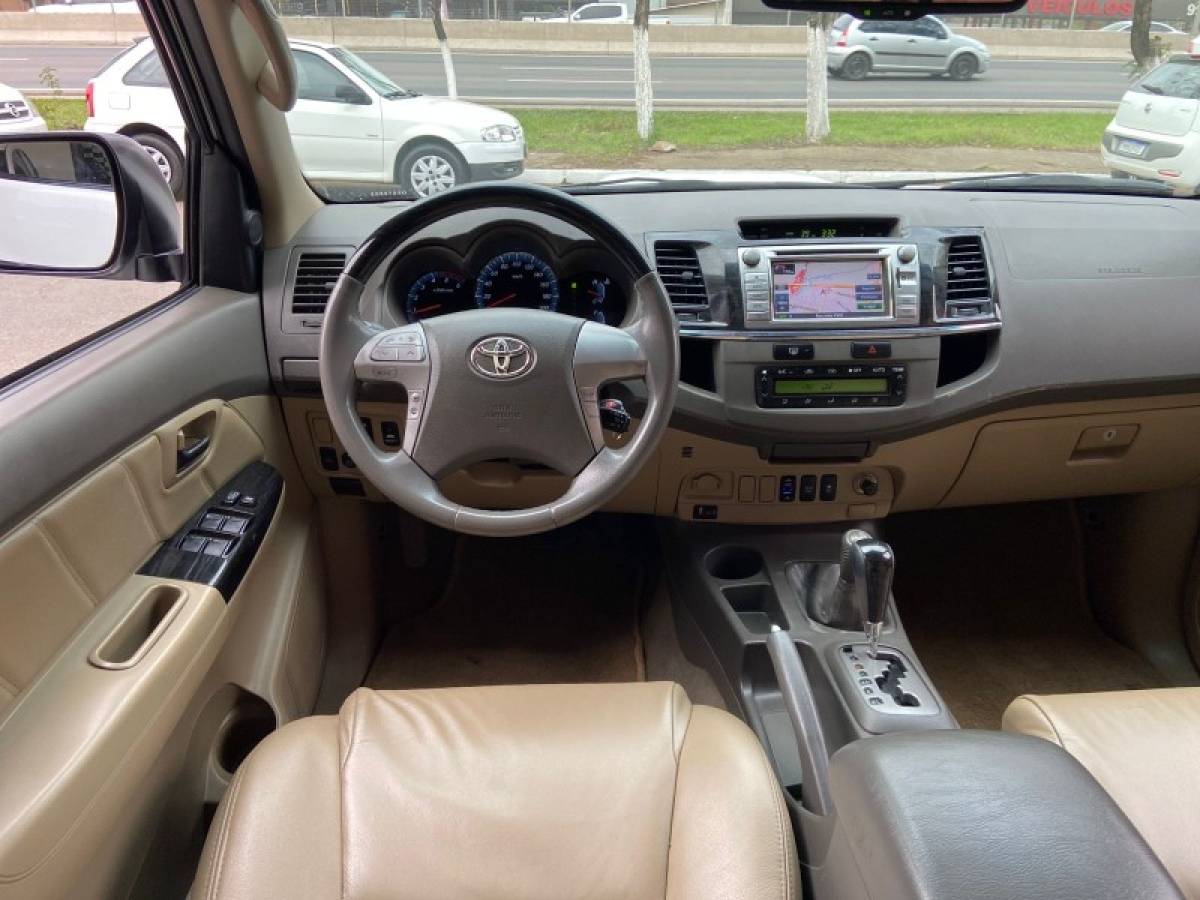 TOYOTA - HILUX SW4 - 2013/2013 - Branca - R$ 144.900,00