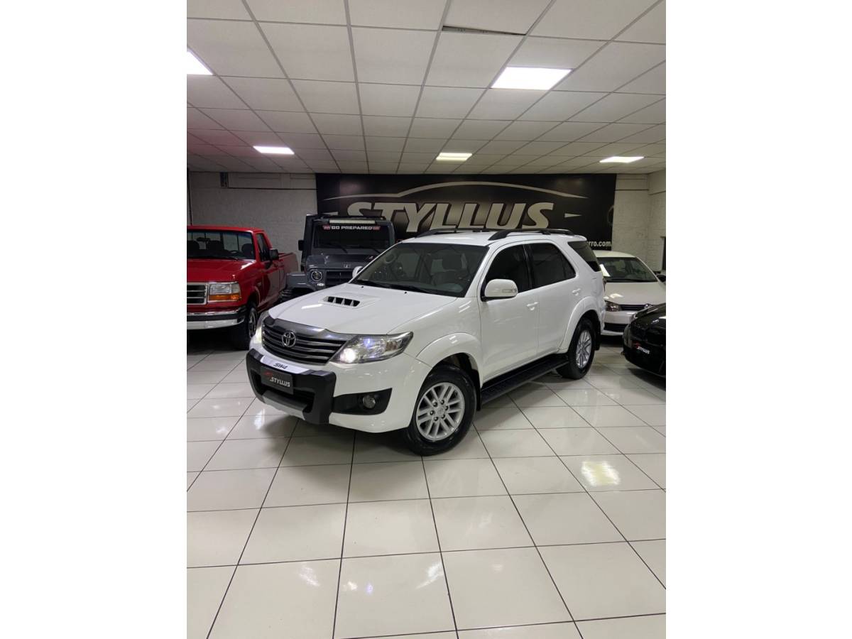 TOYOTA - HILUX SW4 - 2013/2013 - Branca - R$ 144.900,00