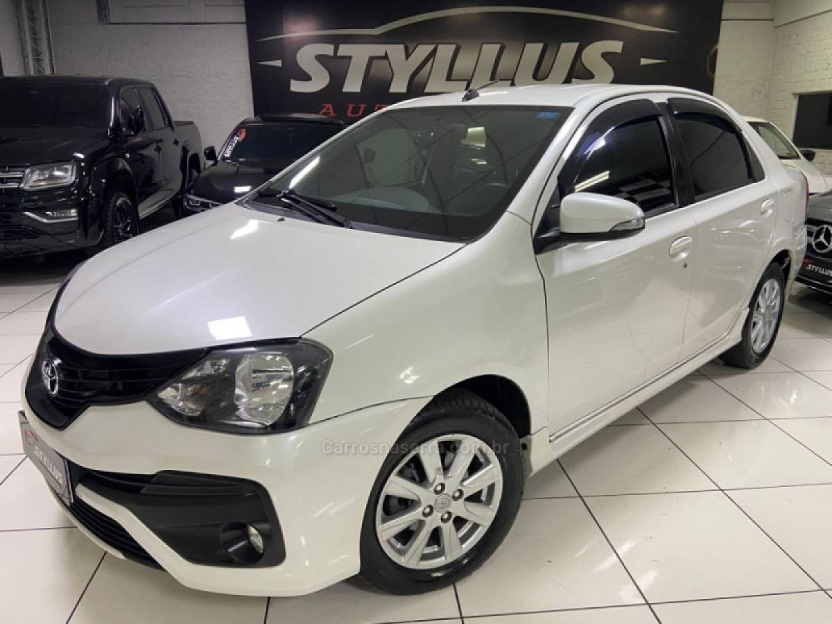 TOYOTA - ETIOS - 2018/2019 - Branca - R$ 69.900,00