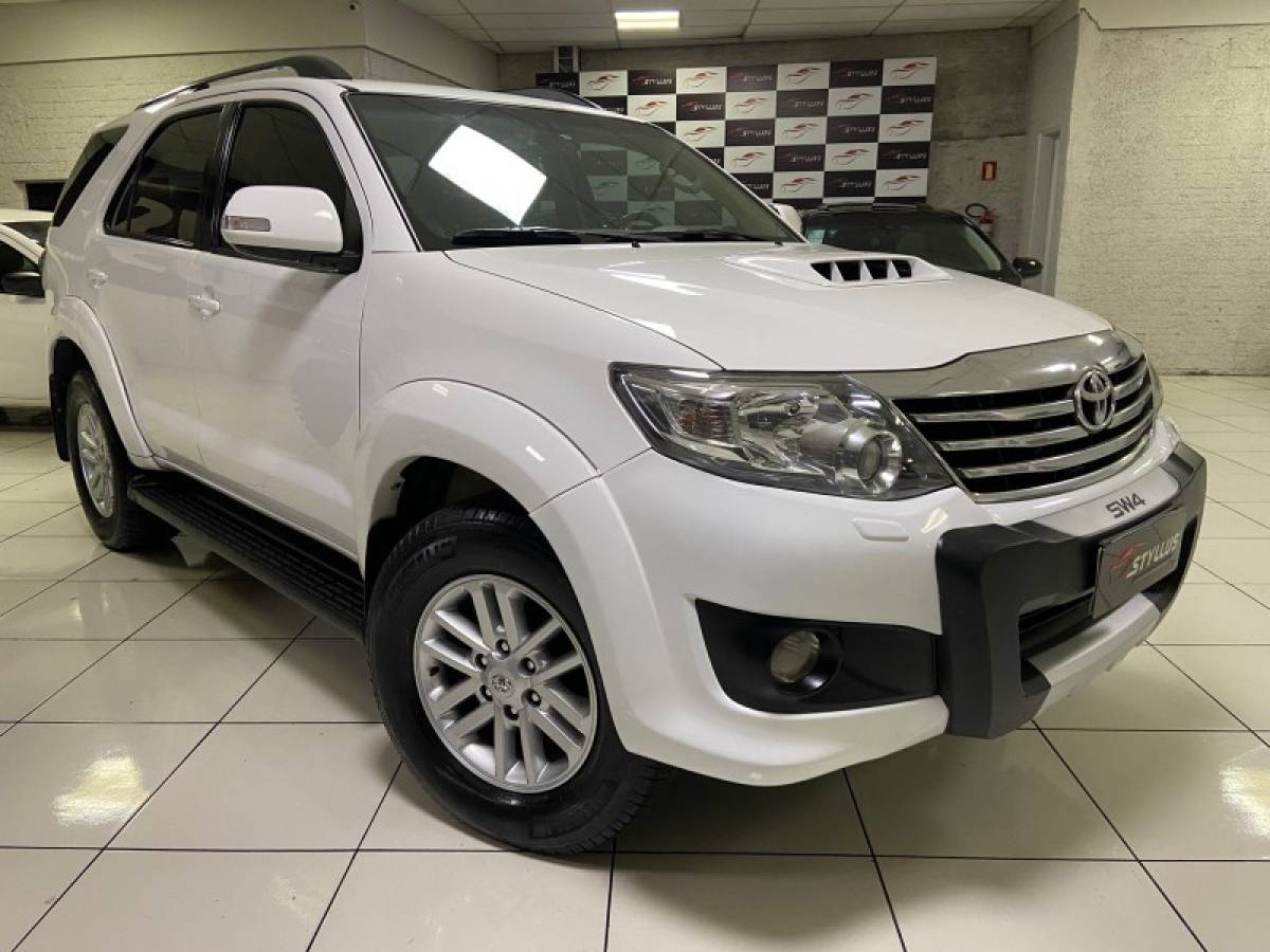 TOYOTA - HILUX SW4 - 2013/2013 - Branca - R$ 144.900,00