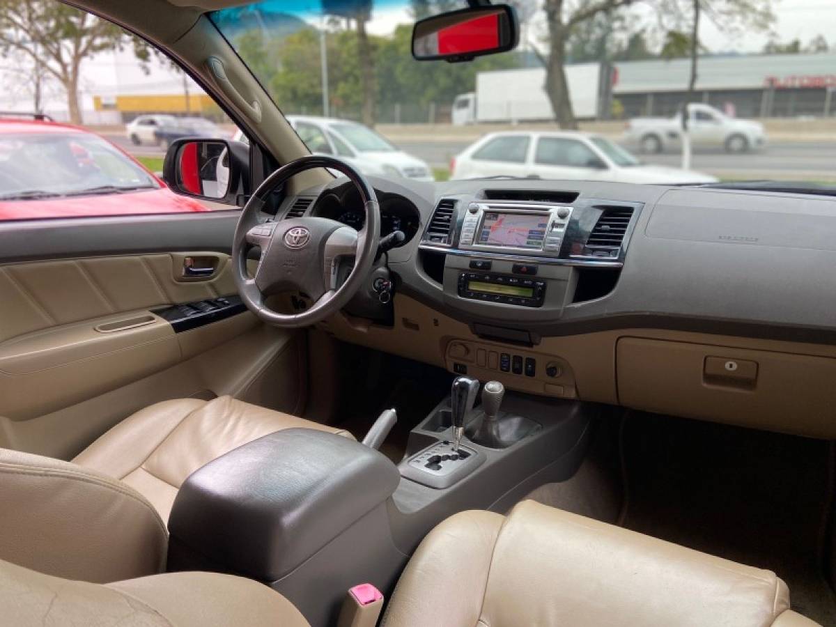 TOYOTA - HILUX SW4 - 2013/2013 - Branca - R$ 144.900,00