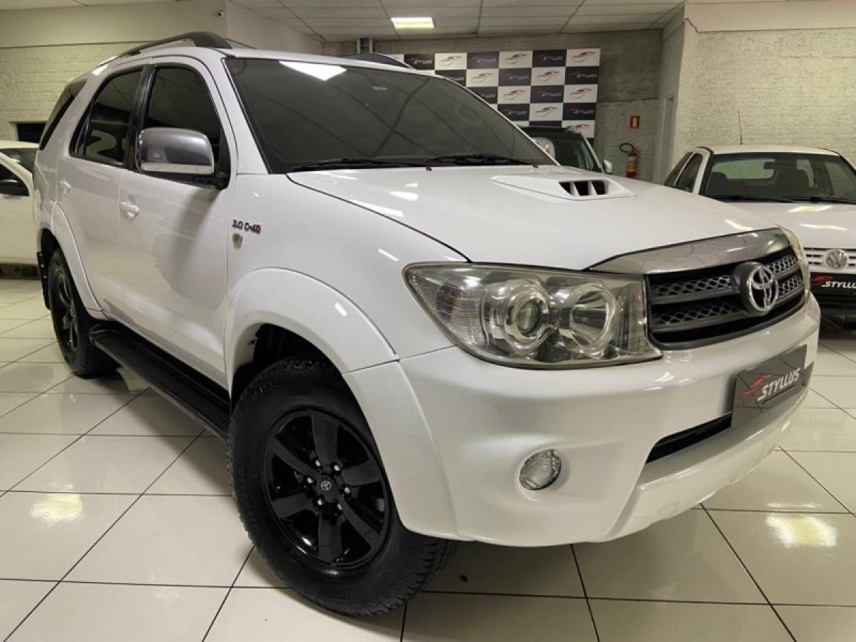 TOYOTA - HILUX SW4 - 2011/2011 - Branca - R$ 118.900,00