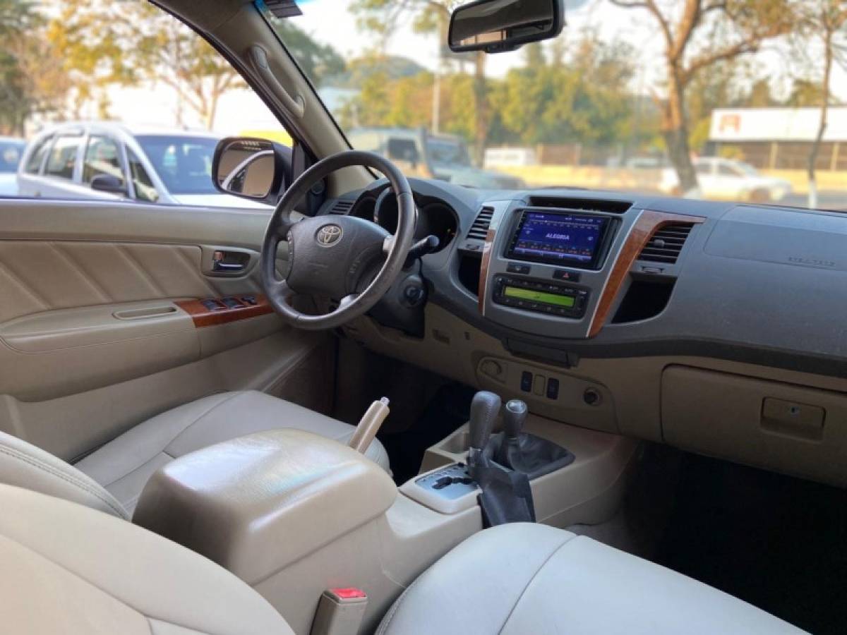 TOYOTA - HILUX SW4 - 2011/2011 - Branca - R$ 118.900,00