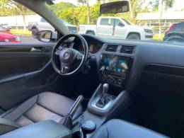 VOLKSWAGEN - JETTA - 2012/2013 - Branca - R$ 68.900,00