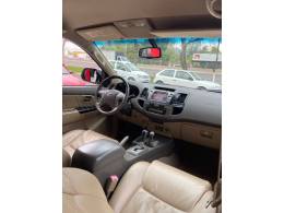 TOYOTA - HILUX SW4 - 2013/2013 - Branca - R$ 144.900,00