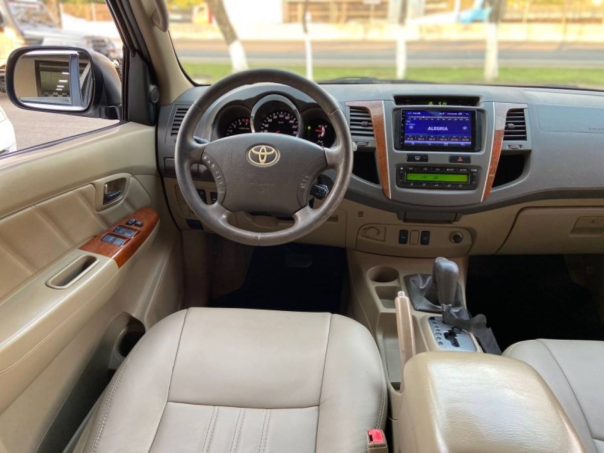 TOYOTA - HILUX SW4 - 2011/2011 - Branca - R$ 118.900,00