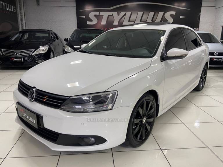 VOLKSWAGEN - JETTA - 2012/2013 - Branca - R$ 68.900,00