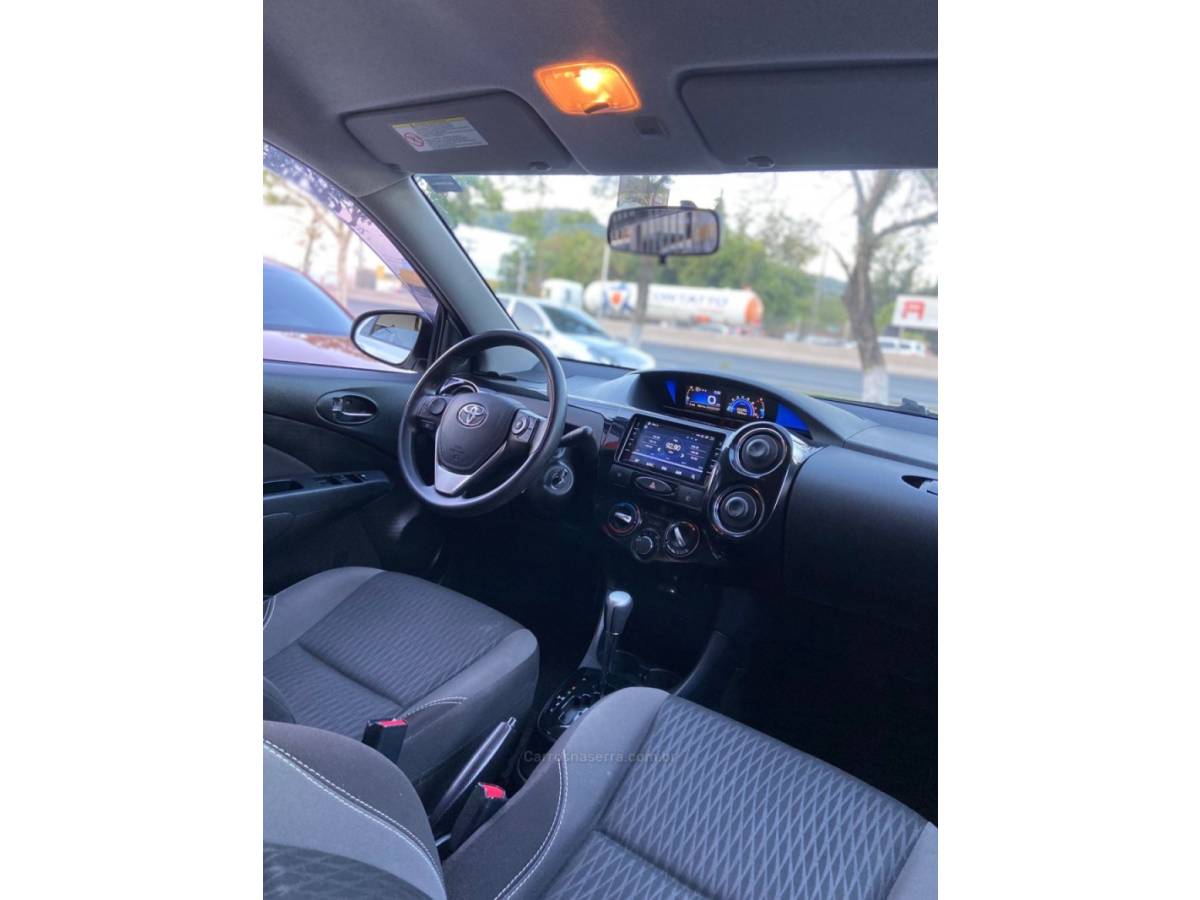 TOYOTA - ETIOS - 2018/2019 - Branca - R$ 69.900,00