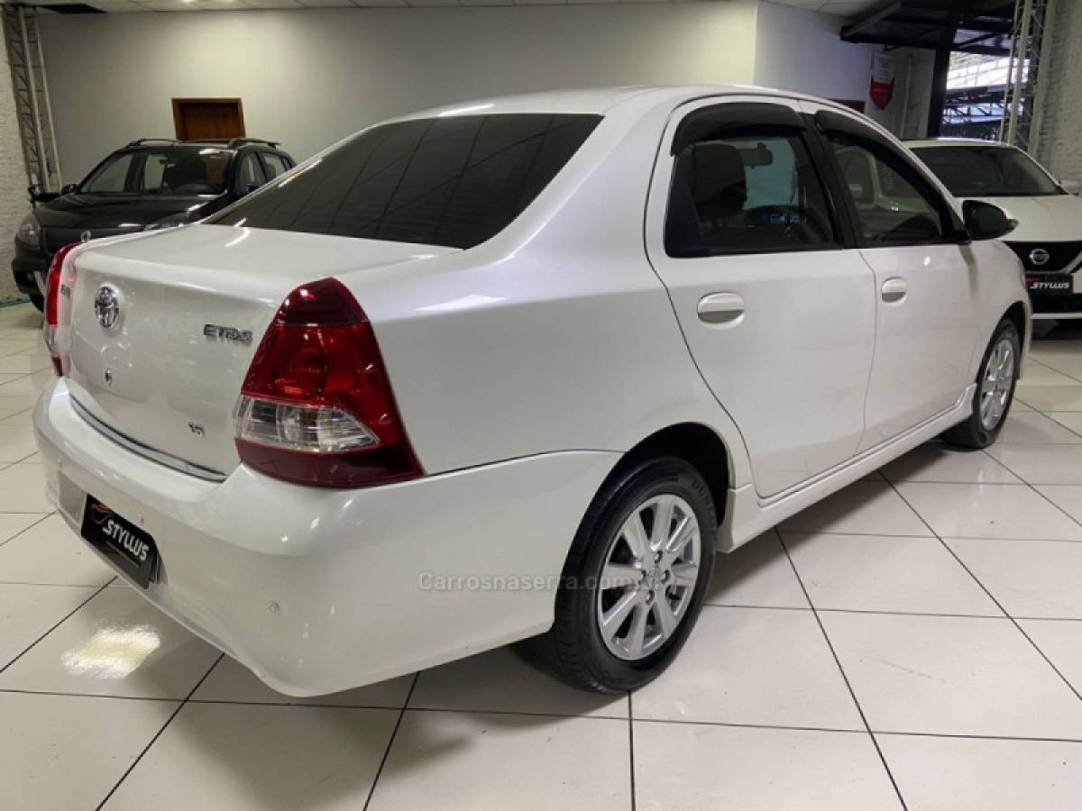 TOYOTA - ETIOS - 2018/2019 - Branca - R$ 69.900,00