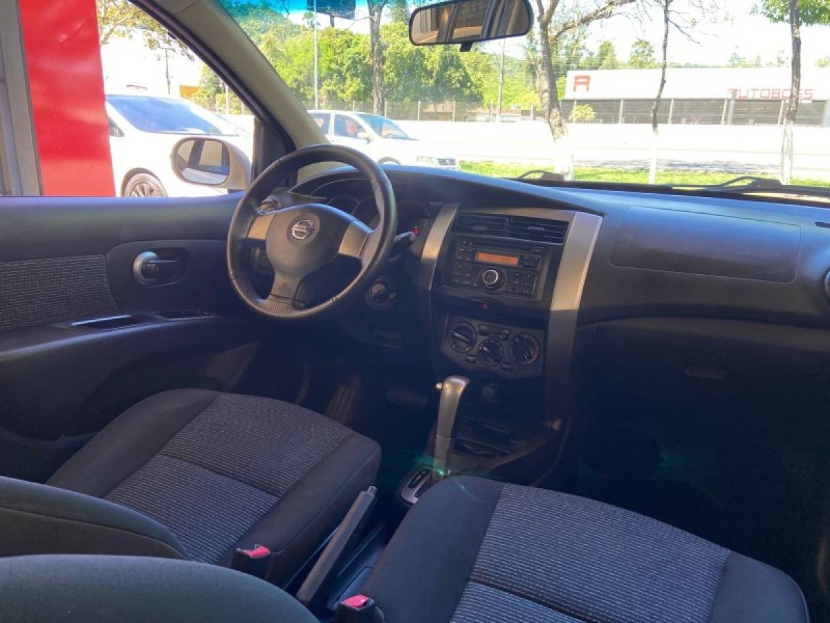 NISSAN - LIVINA - 2013/2014 - Branca - R$ 39.900,00