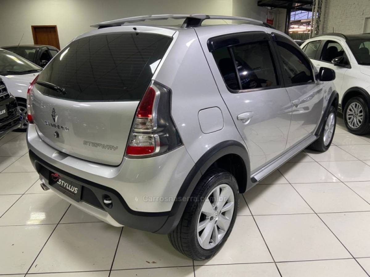 RENAULT - SANDERO - 2012/2012 - Prata - R$ 37.900,00