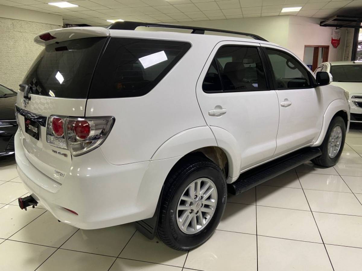 TOYOTA - HILUX SW4 - 2013/2013 - Branca - R$ 144.900,00