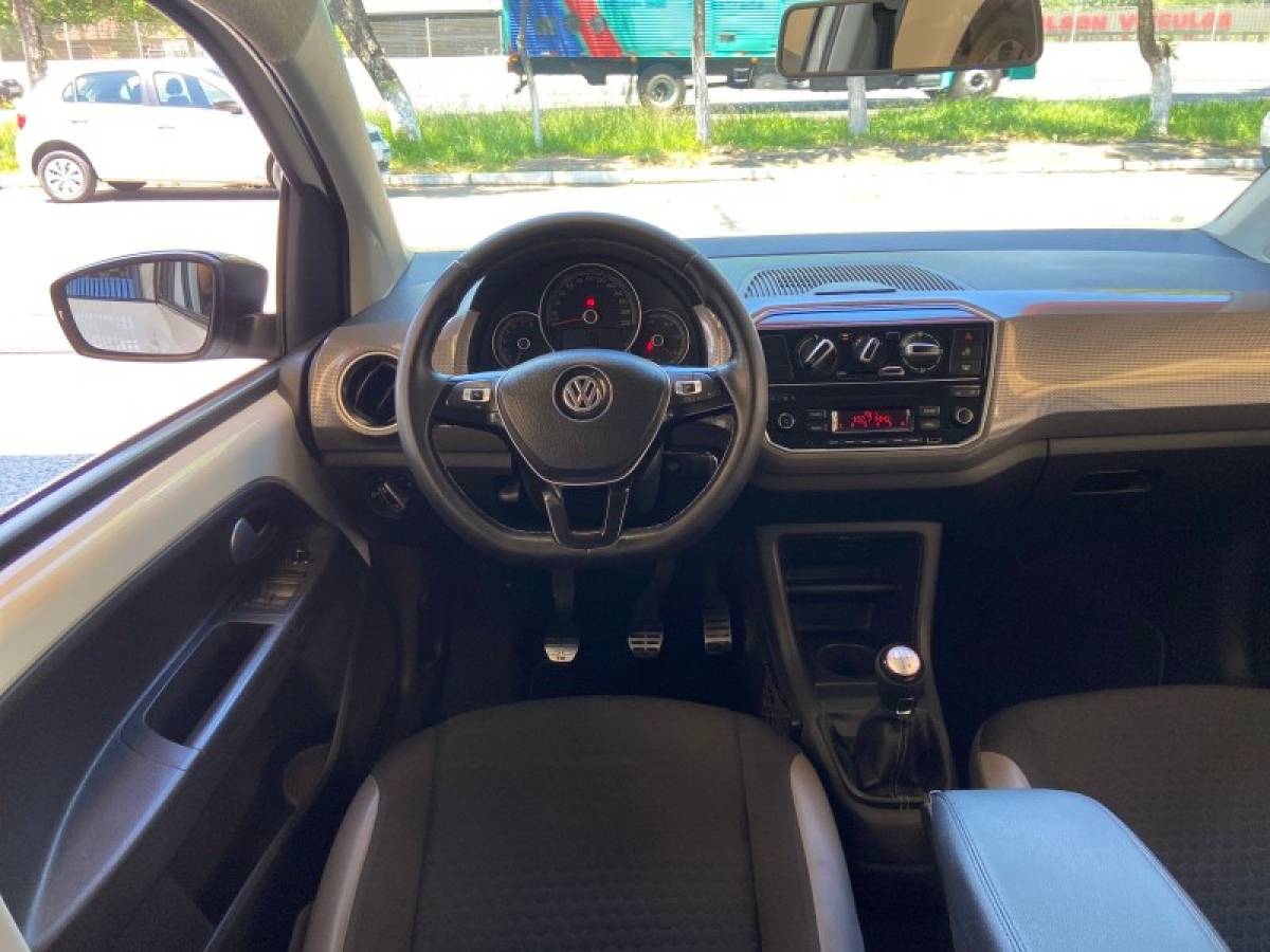 VOLKSWAGEN - UP - 2018/2018 - Branca - R$ 65.900,00