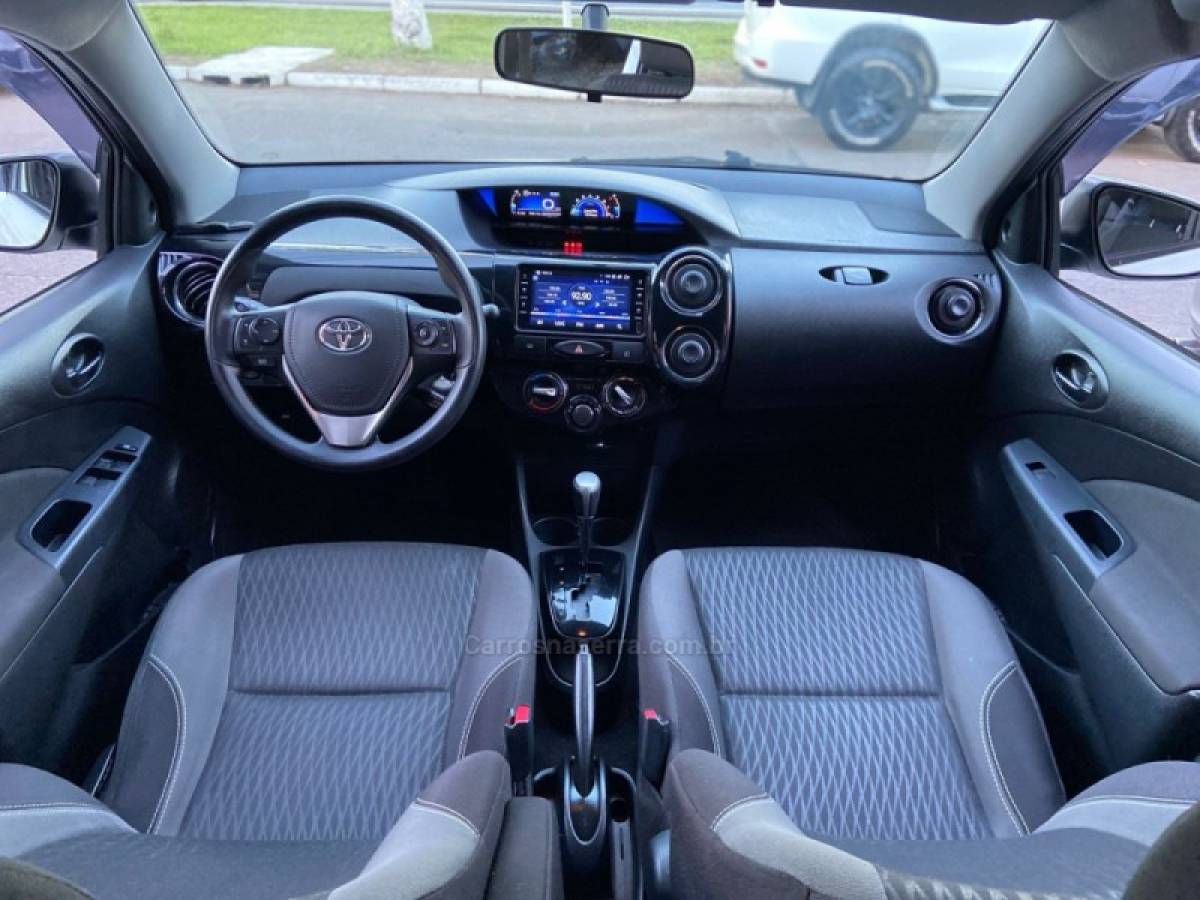 TOYOTA - ETIOS - 2018/2019 - Branca - R$ 69.900,00