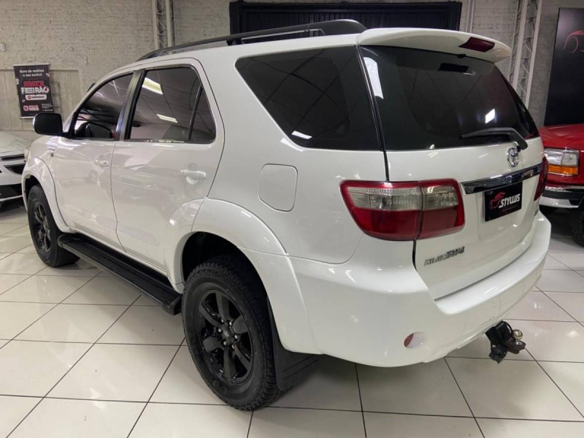 TOYOTA - HILUX SW4 - 2011/2011 - Branca - R$ 118.900,00