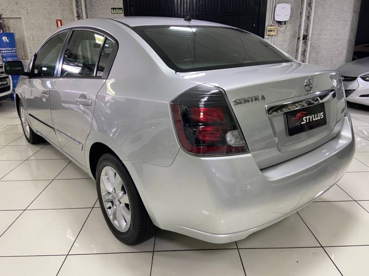 NISSAN - SENTRA - 2012/2013 - Prata - R$ 43.900,00