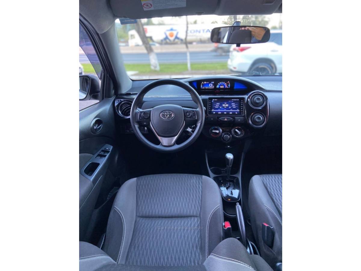 TOYOTA - ETIOS - 2018/2019 - Branca - R$ 69.900,00