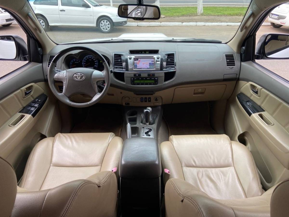 TOYOTA - HILUX SW4 - 2013/2013 - Branca - R$ 144.900,00